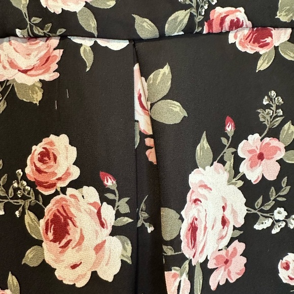 Ardene Black and Pink Floral Sleeveless Blouse - Picture 3 of 5